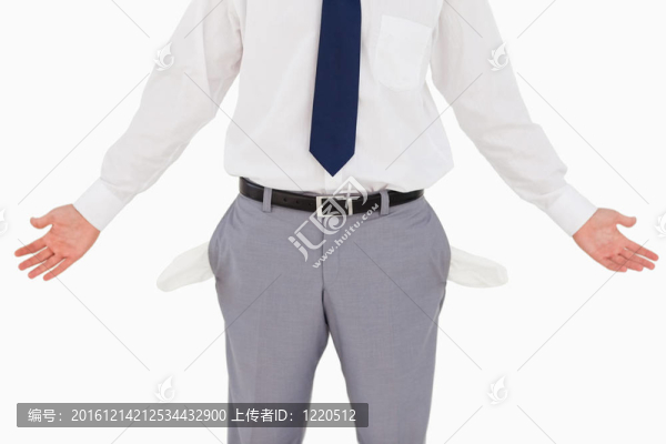男子展示他的空口袋和手