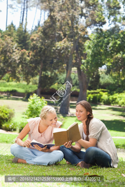 婦女在她的書中展示她的朋友