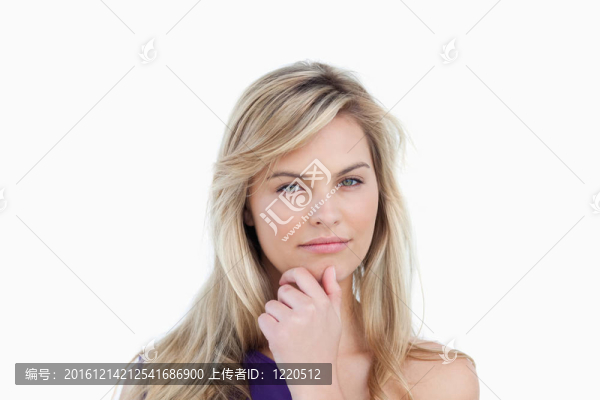 嚴(yán)肅的金發(fā)女人看著相機(jī)