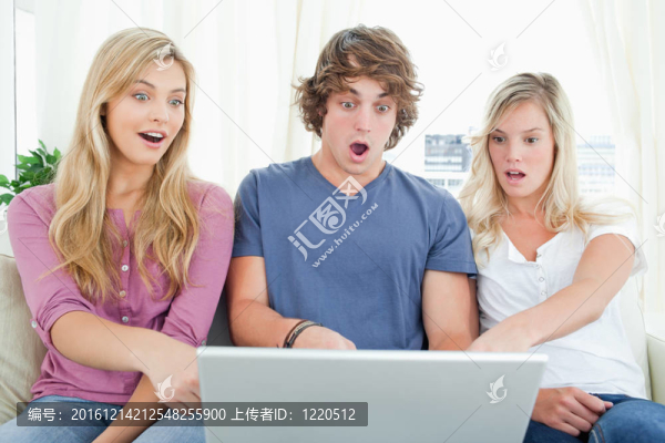 震驚的兄弟姐妹在什么是筆記本電腦