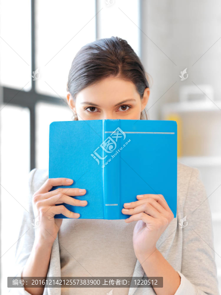 冷靜嚴(yán)肅的女人與書