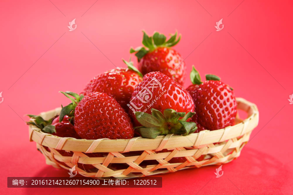 Strawberry在柳條筐