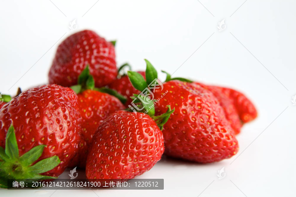 白色背景的Strawberry