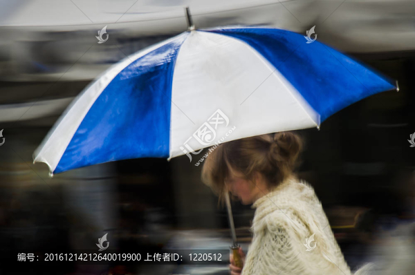 藍色條紋傘下的女人