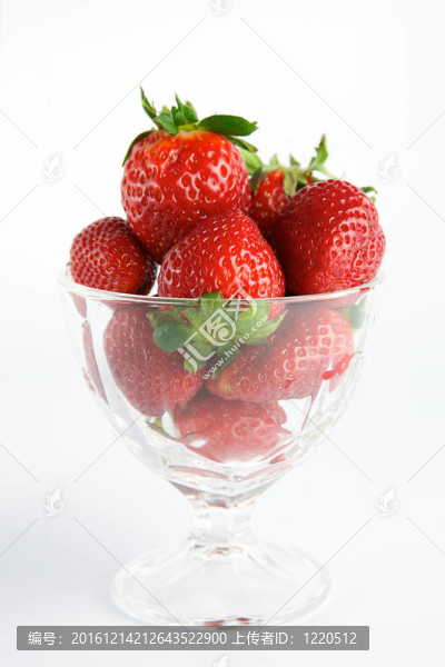 白色背景玻璃容器中的Strawberry