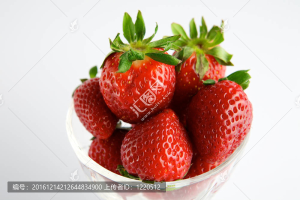 白色背景玻璃容器中的Strawberry
