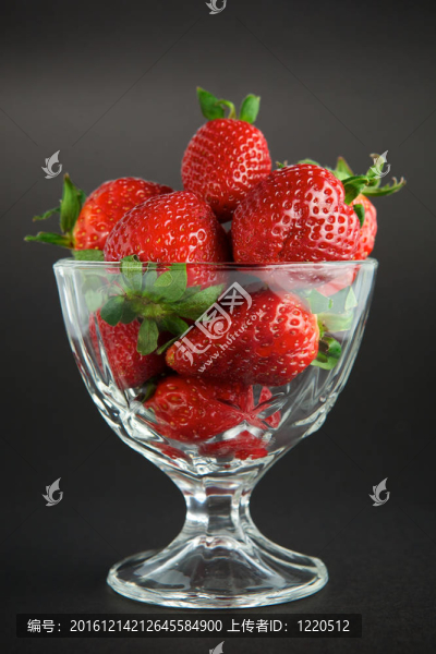 黑色背景玻璃容器中的Strawberry