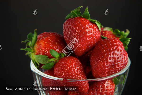 黑色背景玻璃容器中的Strawberry
