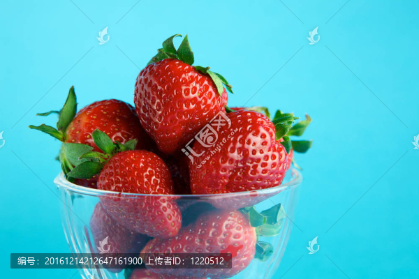 藍(lán)色背景玻璃容器中的Strawberry