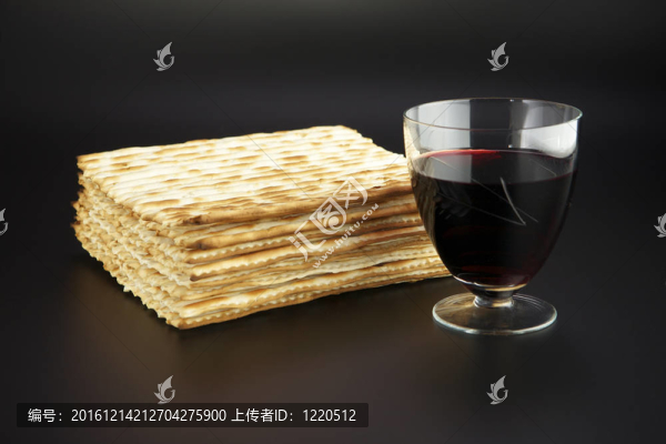 猶太人的宗教節(jié)日逾越節(jié)的傳統(tǒng)食品Matza和紅葡萄酒
