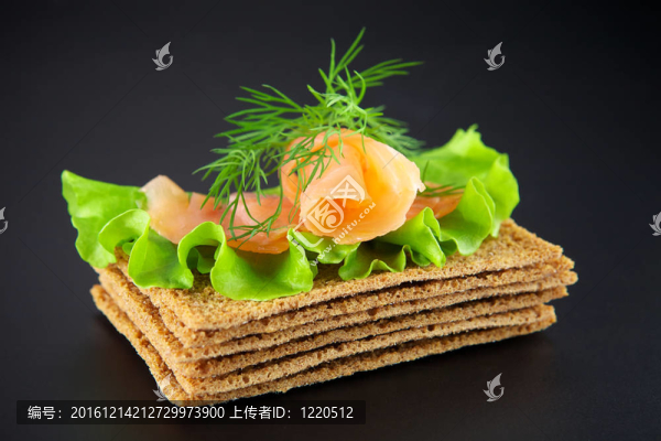 黑底三文魚三明治