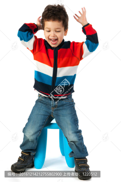 坐在小男孩
