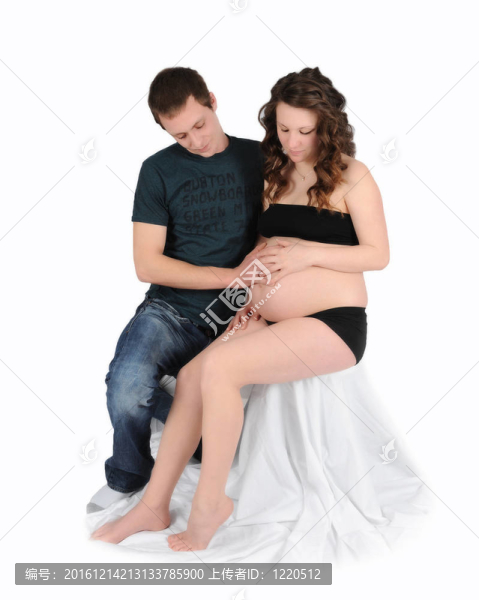 恩愛夫妻欣賞女人的裸孕婦的肚子。分離