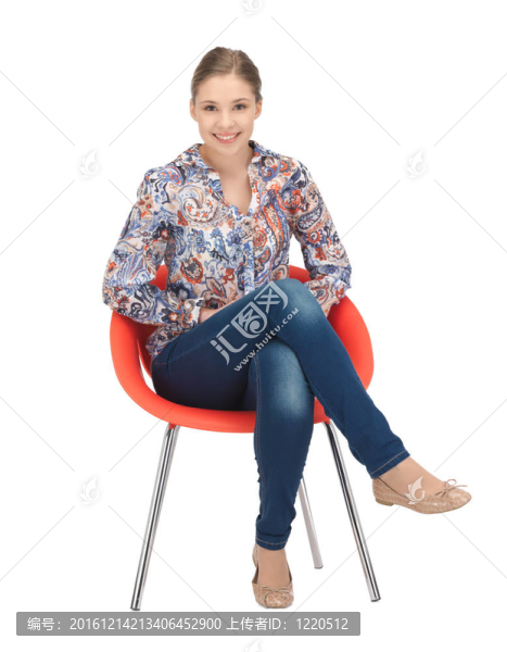 快樂和無憂無慮的少女在椅子上