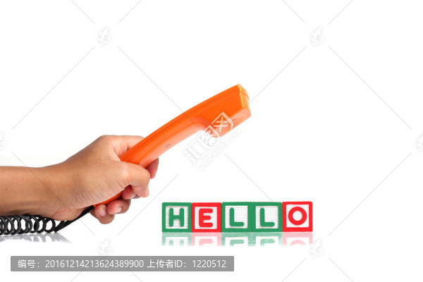 手和電話接收器與您好字塊；孤立的白色背景