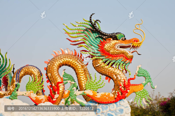 龍的雕像在Nakornsawan；泰國