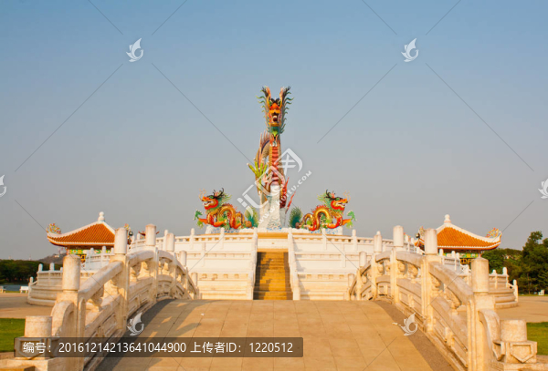 龍的雕像在Nakornsawan；泰國