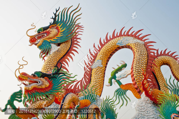 龍的雕像在Nakornsawan；泰國