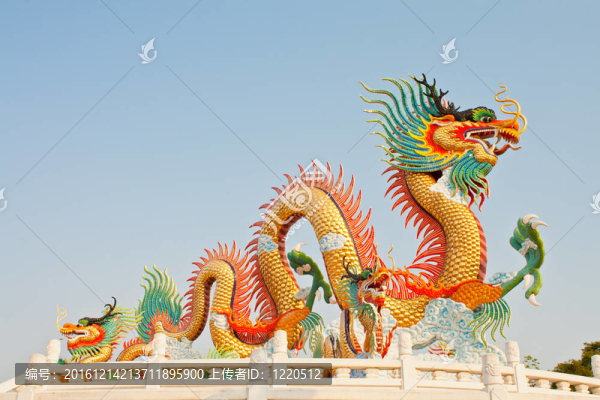 龍的雕像在Nakornsawan；泰國