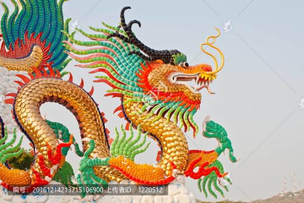 龍的雕像在Nakornsawan；泰國