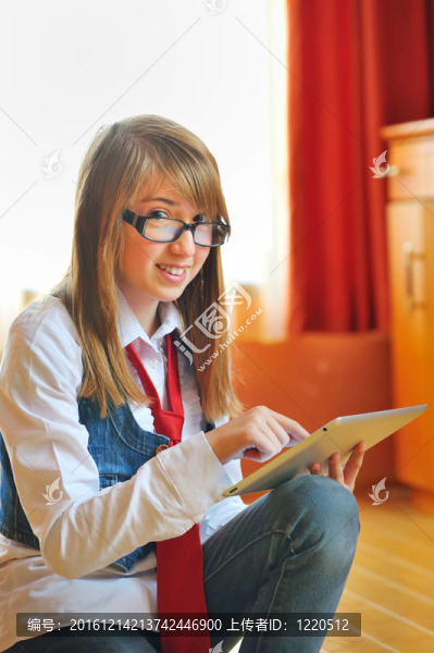 女孩拿著平板電腦TouchPad