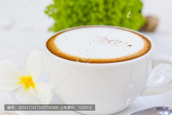 白杯子里的咖啡