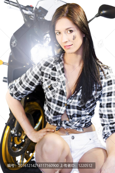 騎自行車的女孩