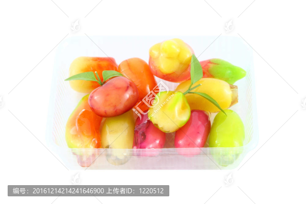 刪除仿真水果甜點的塑料包裝。