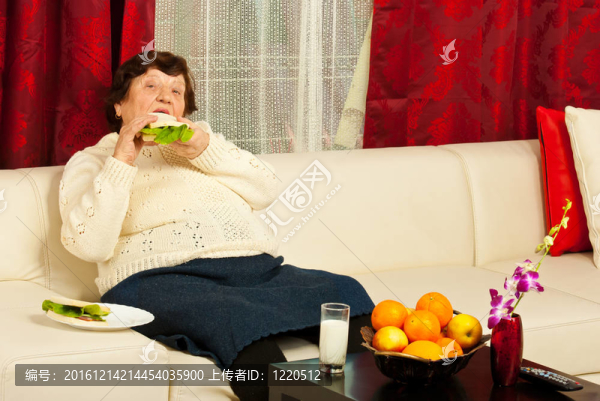 老人吃三明治回家