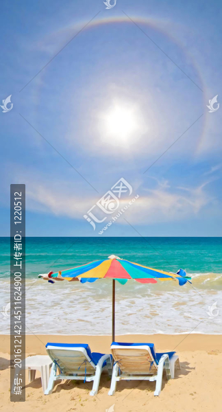 情侶椅和完美的海灘上的彩色的雨傘