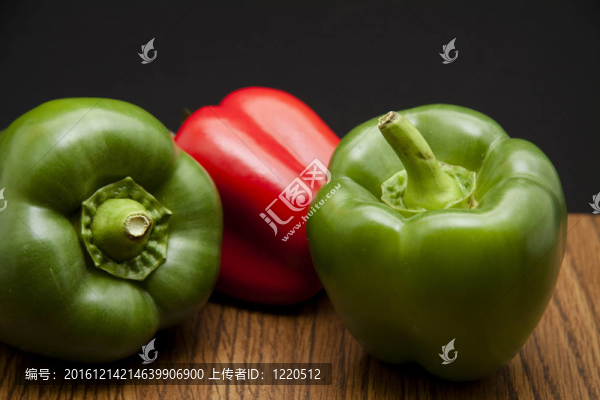 綠色和紅色的辣椒