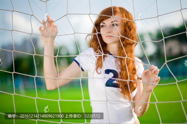 在足球場(chǎng)上有雀斑的健康漂亮女孩