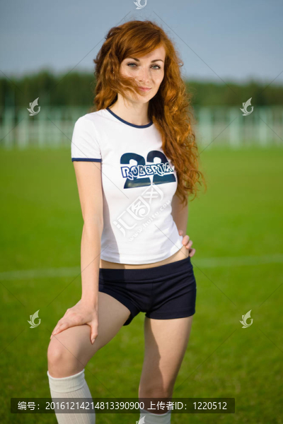 在足球場上有雀斑的健康漂亮女孩