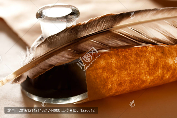 紙背景羽毛墨水瓶