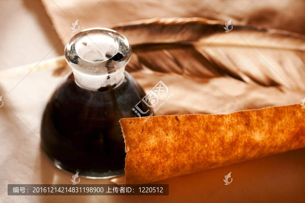 紙背景羽毛墨水瓶