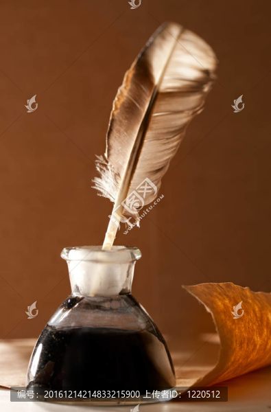 紙背景羽毛墨水瓶