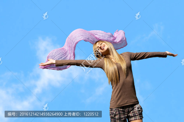 張開雙臂的女孩。
