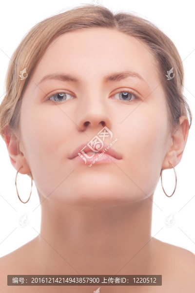 白人女孩與柔軟的面部化妝
