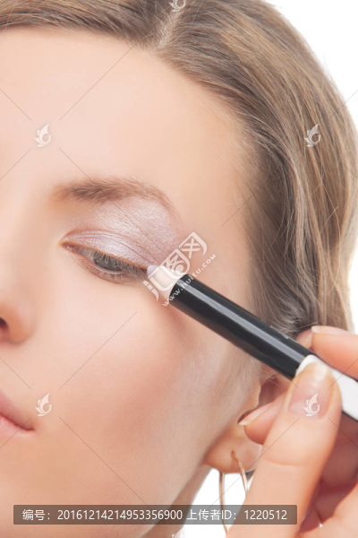 年輕的金發(fā)被makeuped