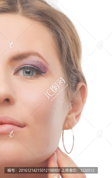 年輕白人金發(fā)女子的臉的一半