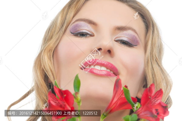 一個(gè)有著鮮艷的紅色鮮花的驕傲的女人