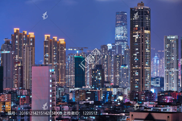 香港在晚上擁擠的建筑物