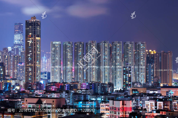香港在晚上擁擠的建筑物