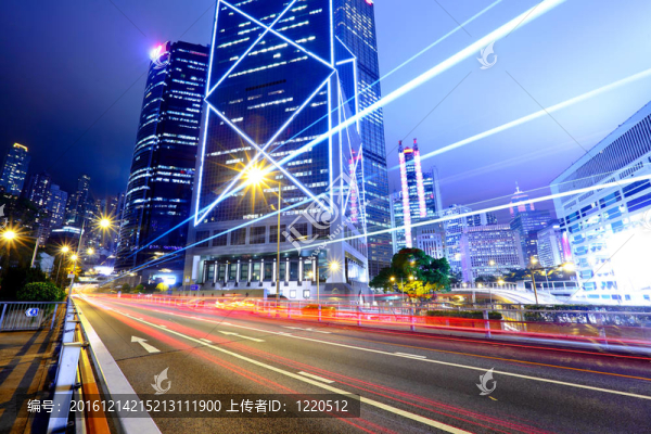 夜晚城市中的光徑