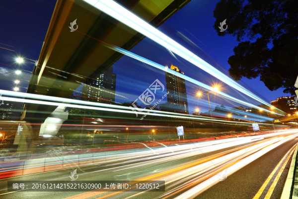夜間交通繁忙的城市