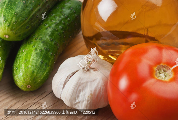 蔬菜和一瓶油；靜物