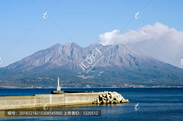 隨著碼頭的活火山