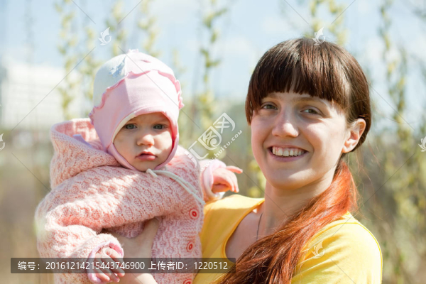 母親與女?huà)朐诖禾? title=