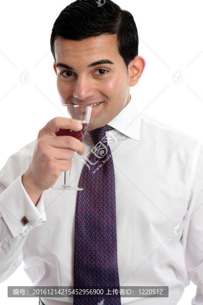 男人喝酒