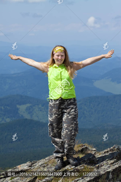 幸福女子站在山頂